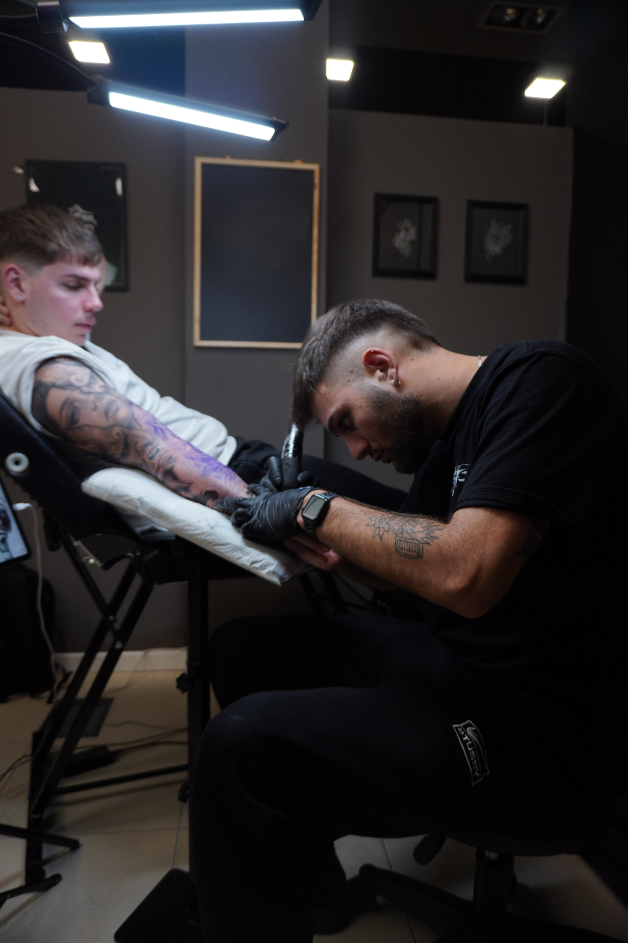Carlos Martínez tattooing a full sleeve