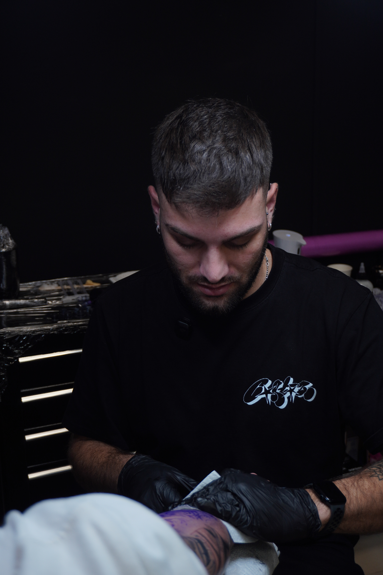 Carlos Martínez focused during a tattoo session