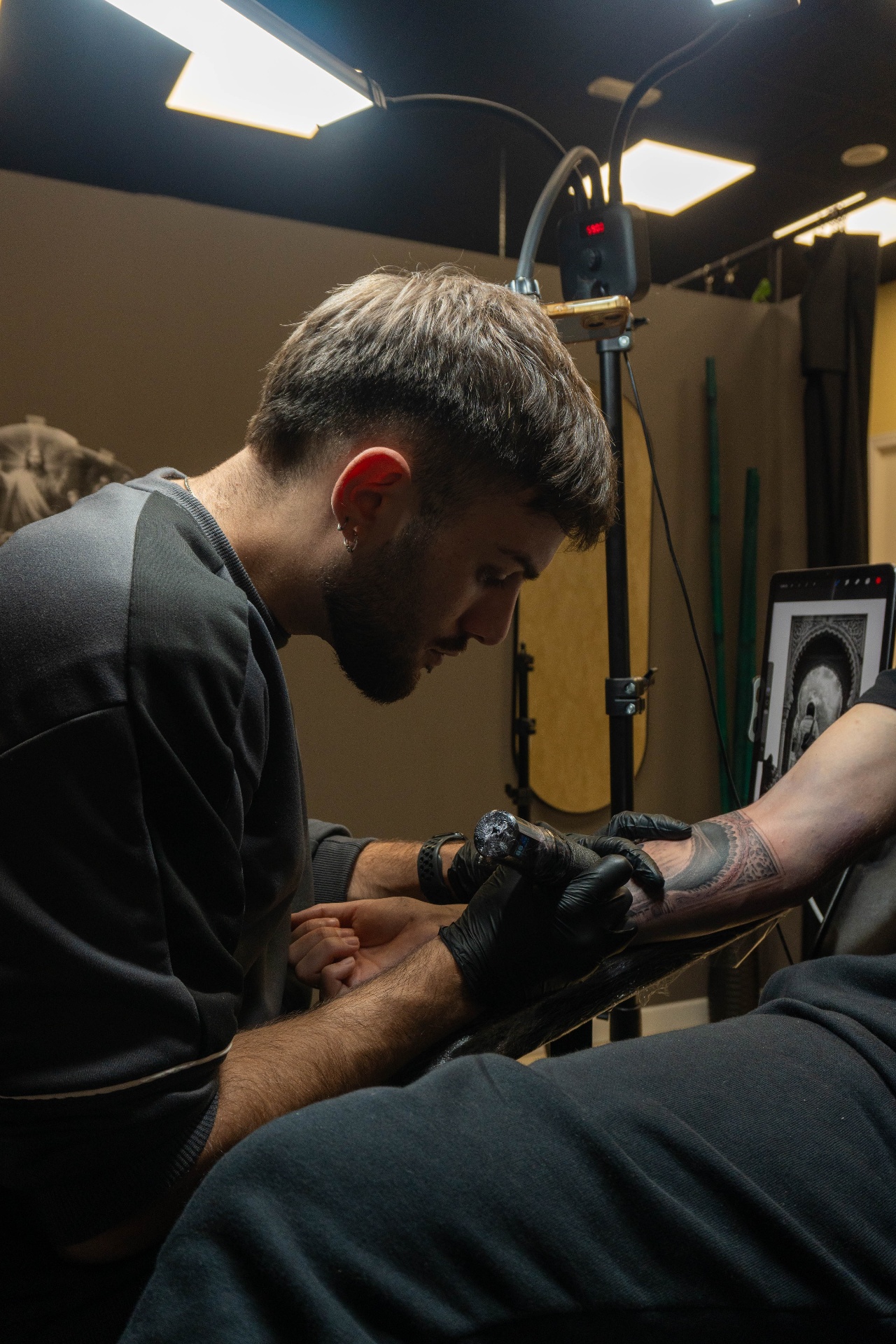 Carlos Martínez tattooing a client